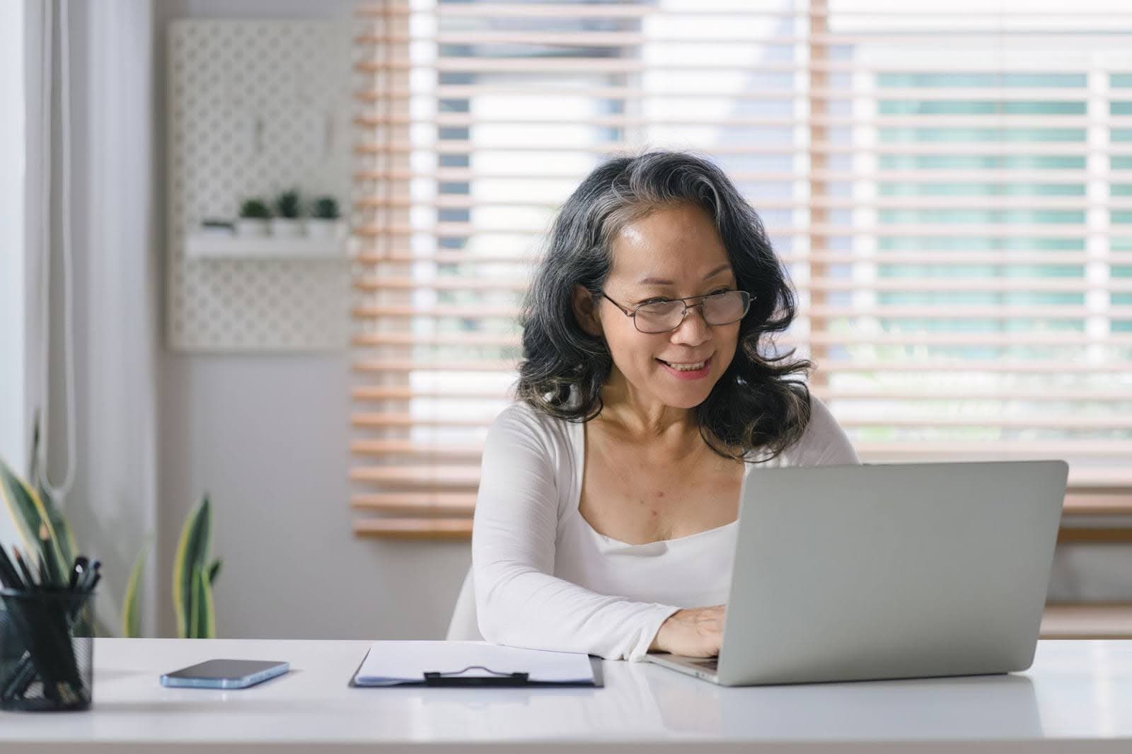 senior-laptop-smile